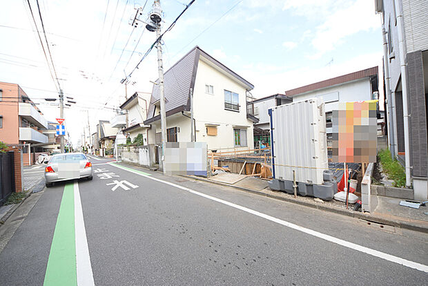 5.45m幅員の道路に面しておりお車の運転が苦手な方でも安心して出入りいただけます。