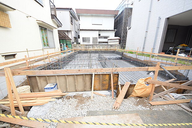 戸建てが立ち並ぶ静かな住宅街。四季折々の移り変わりを感じながら自然と楽しみ、暮らす、そんな毎日を日々の中で感じられる住環境