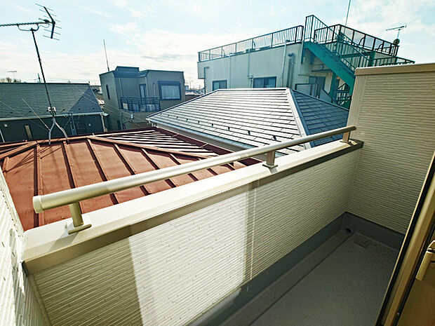 南側のお部屋から出入りできる、奥行きのあるワイドバルコニー。心地よい陽射しと暖かな風を楽しむことが出来ます。 