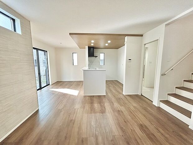 家族の集うリビングには色々な方向から光が差し込む設計に。家族のコミュニケーションが弾むスポットだから明るい雰囲気であってほしい。 