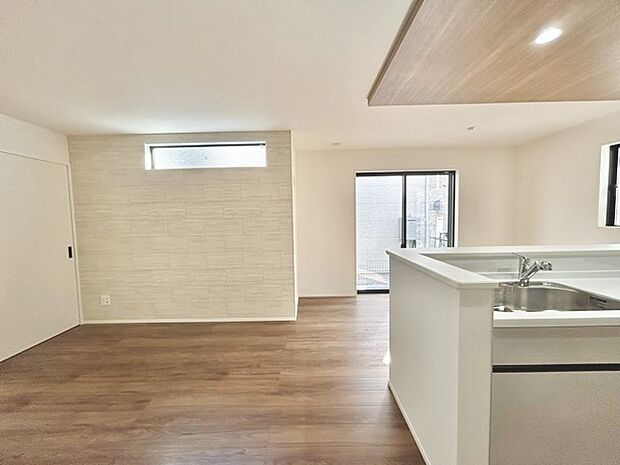 大きな開口部から明るい光が差し込むリビング。日中の室内の明るさがこの部屋の魅力です。 