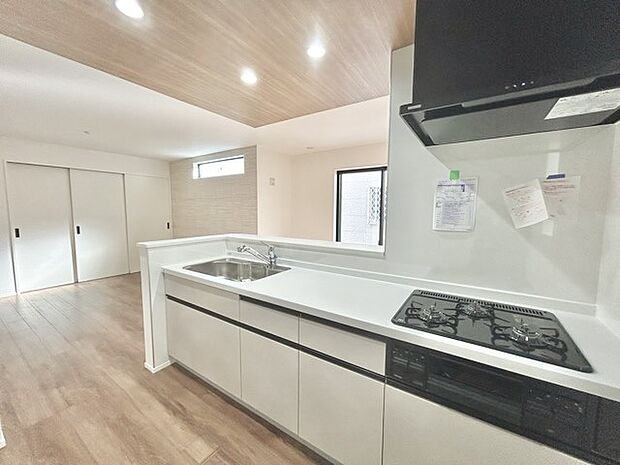 リビングにいる家族の顔が見渡せるカウンターキッチン。お料理もより一層おいしく、楽しく。食器棚を背面に設置しても十分な広さを確保しています。 