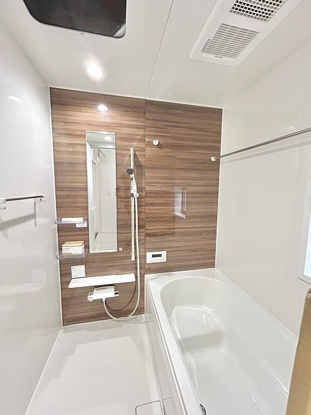 その日の疲れをゆっくりと落としてくれる場所、お子様との大事なひと時を楽しくしてくれる場所。曲線美も感じられるくつろぎのバスタブは、半身浴も楽しめる居心地の良さ。 