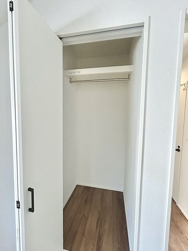 広々収納で、仕事着、普段着をまとめて収納できます。 