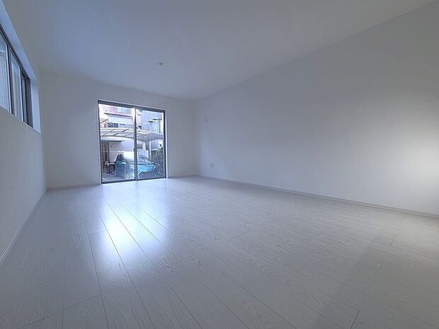 家族団欒のリビング。陽光差し込む食卓には家族の会話とスマイルが溢れます。いつまでもここで食卓を囲みたくなる、そう感じさせてくれるスペース。 