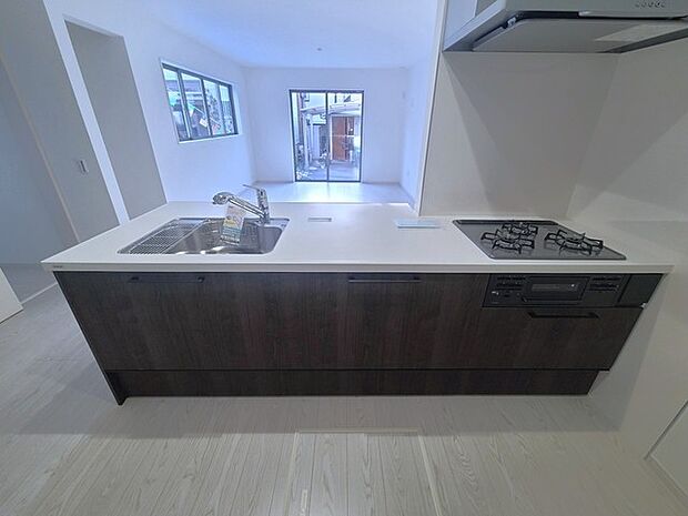 リビングにいる家族の顔が見渡せるカウンターキッチン。お料理もより一層おいしく、楽しく。食器棚を背面に設置しても十分な広さを確保しています。 