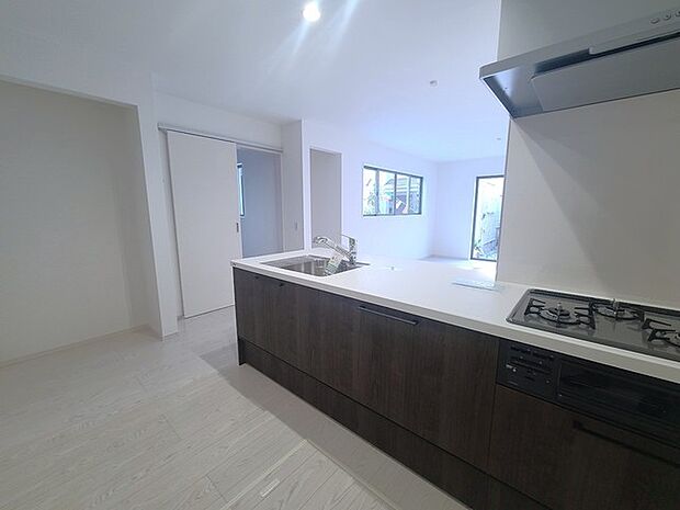 家族団欒のリビング。陽光差し込む食卓には家族の会話とスマイルが溢れます。いつまでもここで食卓を囲みたくなる、そう感じさせてくれるスペース。 