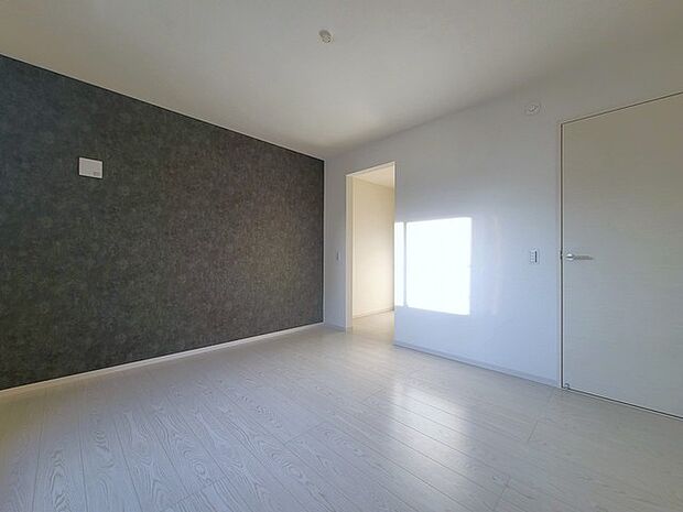 アクセントクロスを使用したオシャレな洋室。窓からそそぐ陽の光が眩しいベッドルームは、朝の目覚めが心地良く迎えられそうです。 