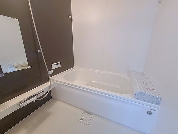 一緒にお風呂に入っている子供達の声がリビングまで聞こえてきそうな広々とした1坪バス 