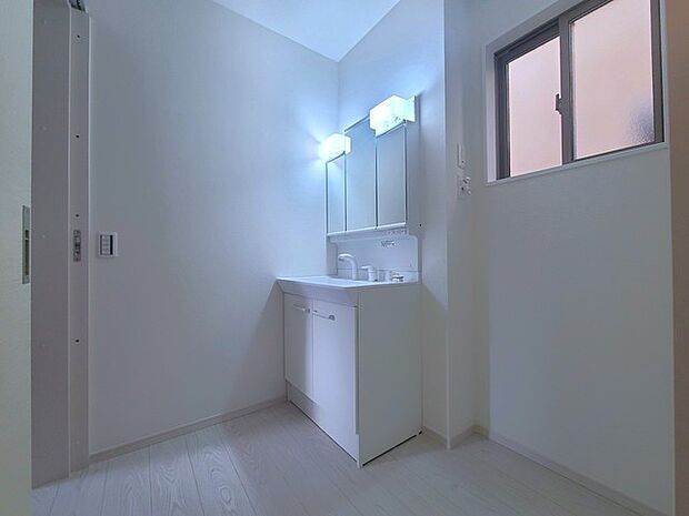 使い勝手の良い洗面台、窓があることで換気もしやすく清潔感のある空間を保てます。 