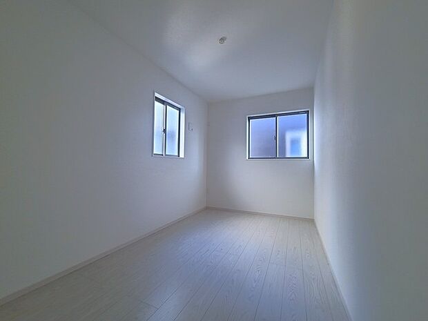 2面採光を確保した明るい室内は、爽やかな風を感じる居心地の良い空間です。 