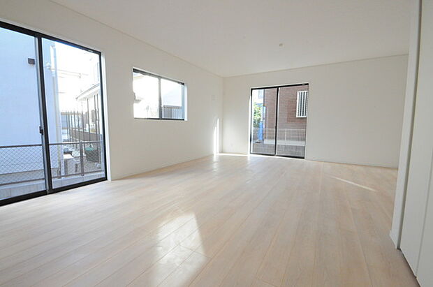 家族団欒のリビング。陽光差し込む食卓には家族の会話とスマイルが溢れます。いつまでもここで食卓を囲みたくなる、そう感じさせてくれるスペース。 