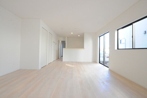 どんな家具にでも相性が良い清潔感ある白色調のクロスを採用。主張しすぎない配色、耐久性にも優れた床材は日々のメンテナンスも楽に、快適に過ごして頂けるよう考えられています。 