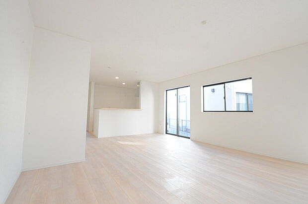 どんな家具にでも相性が良い清潔感ある白色調のクロスを採用。主張しすぎない配色、耐久性にも優れた床材は日々のメンテナンスも楽に、快適に過ごして頂けるよう考えられています。 