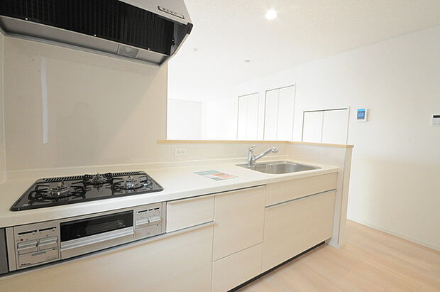 家族団欒のリビング。陽光差し込む食卓には家族の会話とスマイルが溢れます。いつまでもここで食卓を囲みたくなる、そう感じさせてくれるスペース。 