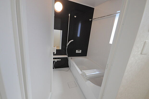 一緒にお風呂に入っている子供達の声がリビングまで聞こえてきそうな広々とした1坪バス 