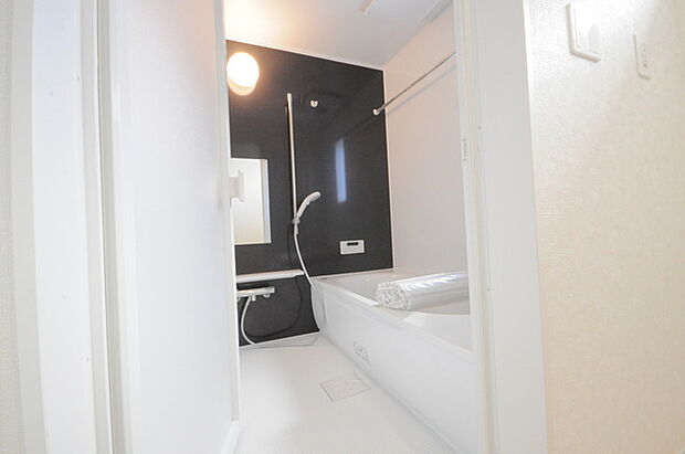 落ち着いた色味の浴室で1日の疲れをゆっくりと癒してください。 