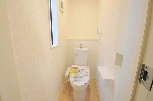 ウォシュレット機能付きのトイレ。換気のしやすい窓付きで、収納もあり実用性も兼ね備えた造り。 