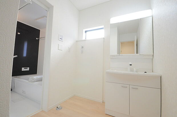 使い勝手の良い洗面台、窓があることで換気もしやすく清潔感のある空間を保てます。 