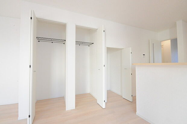 広々収納で、仕事着、普段着をまとめて収納できます。 