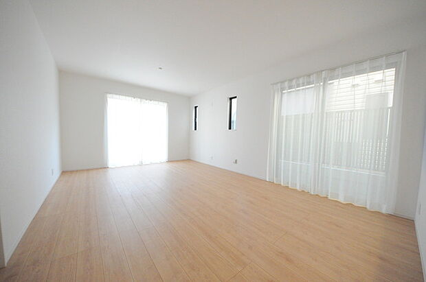 家族や友人、両親、親戚とこれから沢山の時間を紡ぐのだろう。そこを彩るのは窓から見える青い空、心地よい緑。そんなイメージが膨らむリビングスペース。