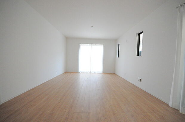 家族団欒のリビング。陽光差し込む食卓には家族の会話とスマイルが溢れます。いつまでもここで食卓を囲みたくなる、そう感じさせてくれるスペース。