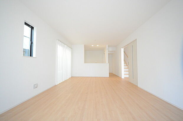 家族の集うリビングには色々な方向から光が差し込む設計に。家族のコミュニケーションが弾むスポットだから明るい雰囲気であってほしい。