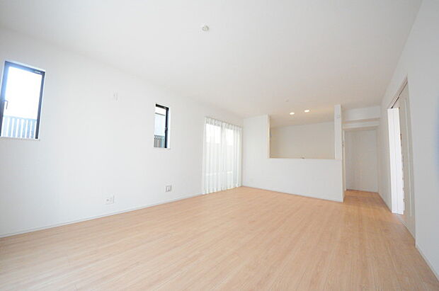 どんな家具にでも相性が良い清潔感ある白色調のクロスを採用。主張しすぎない配色、耐久性にも優れた床材は日々のメンテナンスも楽に、快適に過ごして頂けるよう考えられています。