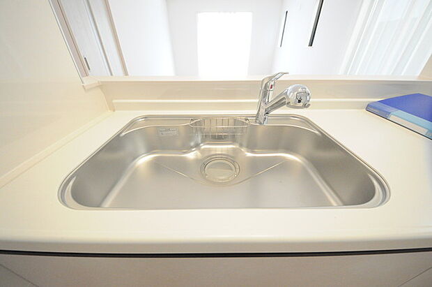 人工大理石を使用したシステムキッチン。永く傷つきにくく、お手入れもしやすい高機能性です。