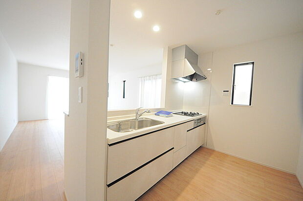 リビングにいる家族の顔が見渡せるカウンターキッチン。お料理もより一層おいしく、楽しく。食器棚を背面に設置しても十分な広さを確保しています。