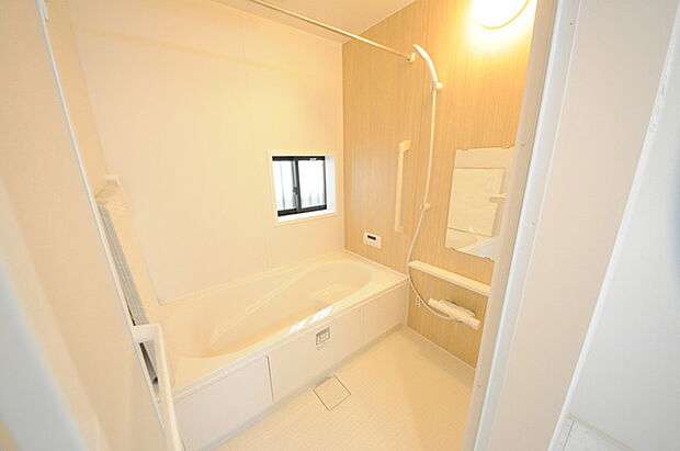 一緒にお風呂に入っている子供達の声がリビングまで聞こえてきそうな広々とした1坪バス