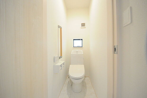 ウォシュレット機能付きのトイレ。換気のしやすい窓付きで、収納もあり実用性も兼ね備えた造り。