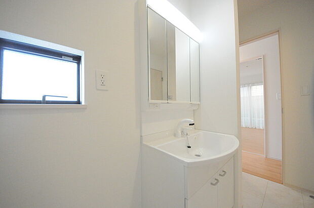 使い勝手の良い洗面台、窓があることで換気もしやすく清潔感のある空間を保てます。 