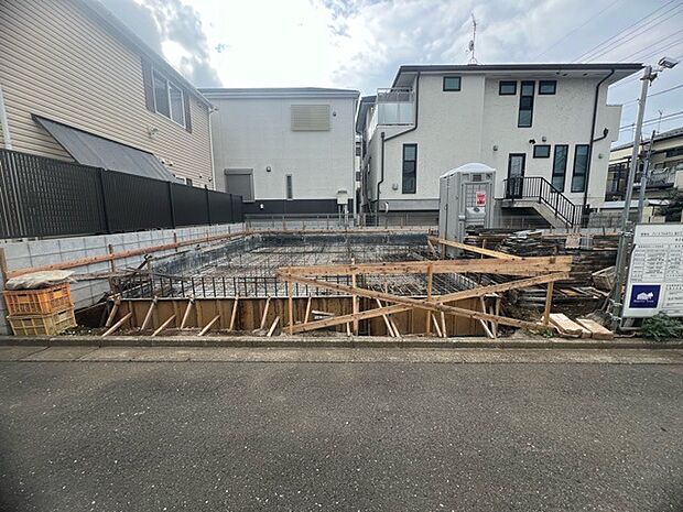 戸建てが立ち並ぶ静かな住宅街。四季折々の移り変わりを感じながら自然と楽しみ、暮らす、そんな毎日を日々の中で感じられる住環境 