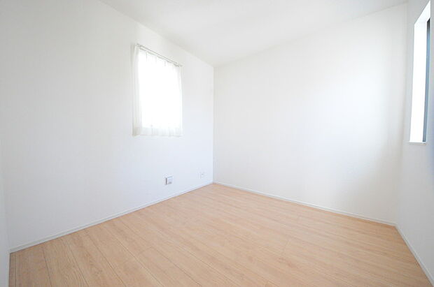 どんな家具にでも相性が良い清潔感ある白色調のクロスを採用。主張しすぎない配色、耐久性にも優れた床材は日々のメンテナンスも楽に、快適に過ごして頂けるよう考えられています。