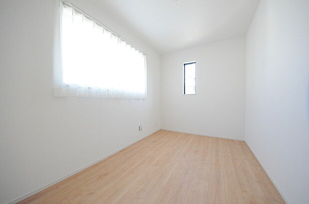 どんな家具にでも相性が良い清潔感ある白色調のクロスを採用。主張しすぎない配色、耐久性にも優れた床材は日々のメンテナンスも楽に、快適に過ごして頂けるよう考えられています。