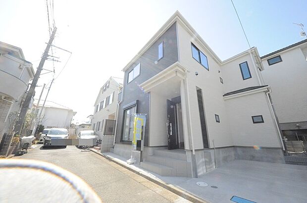 戸建てが立ち並ぶ静かな住宅街。四季折々の移り変わりを感じながら自然と楽しみ、暮らす、そんな毎日を日々の中で感じられる住環境 (10m)