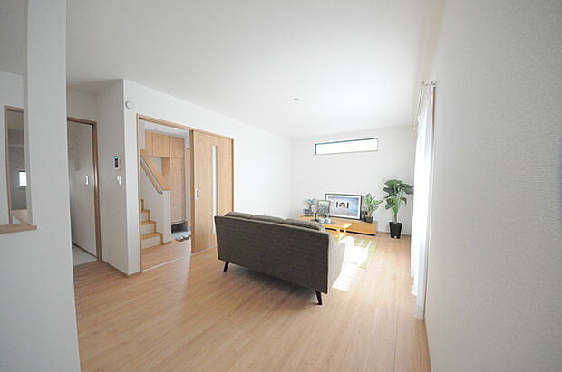 家族が一番集まる場所だから広々としつつも素敵な空間であって欲しい。皆がくつろぐリビングからキッチンまでが一つに繋がる空間。