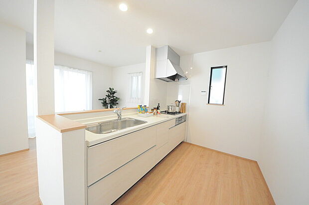 リビングにいる家族の顔が見渡せるカウンターキッチン。お料理もより一層おいしく、楽しく。食器棚を背面に設置しても十分な広さを確保しています。