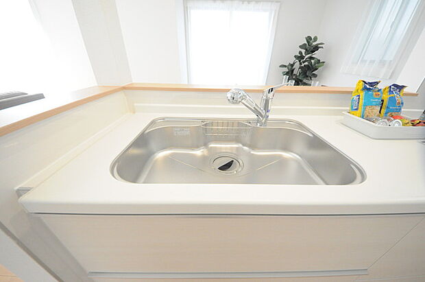 人工大理石を使用したシステムキッチン。永く傷つきにくく、お手入れもしやすい高機能性です。