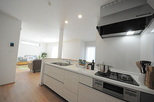 家族団欒のリビング。陽光差し込む食卓には家族の会話とスマイルが溢れます。いつまでもここで食卓を囲みたくなる、そう感じさせてくれるスペース。