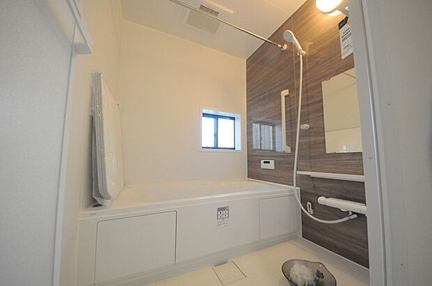 花粉や雨の日、寒い冬の時期に嬉しい浴室乾燥機。換気機能で入浴時に湿気を換気しカビの防止にもなります。