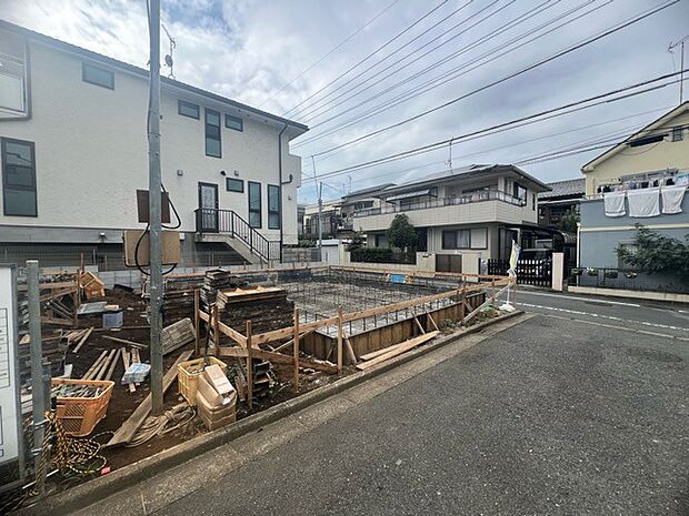 戸建てが立ち並ぶ静かな住宅街。四季折々の移り変わりを感じながら自然と楽しみ、暮らす、そんな毎日を日々の中で感じられる住環境 