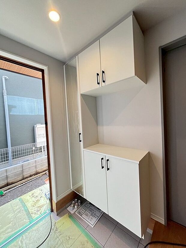 お宅の顔となる明るく開放的な玄関。ご家族皆様様の靴を収納できるスペースと全身鏡があり、お出掛け前に身だしなみチェックもできます。 