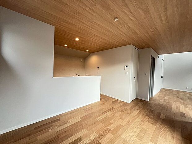 家族団欒のリビング。陽光差し込む食卓には家族の会話とスマイルが溢れます。いつまでもここで食卓を囲みたくなる、そう感じさせてくれるスペース。