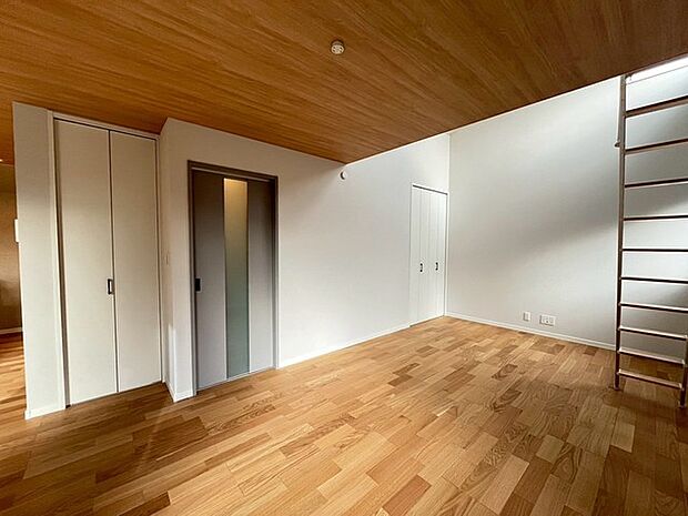 夕食の時間。家族、友人、両親、親戚との会話がより料理を美味しくしてくれる。あっという間に時間が過ぎてしまう居心地の良さは、普段はほっとする空間としてここにあります。 