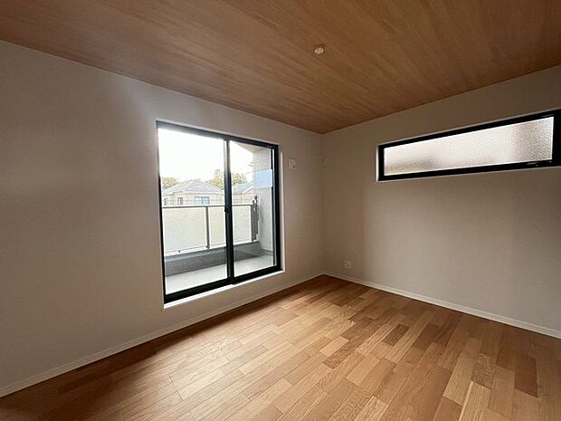 家族団欒のリビング。陽光差し込む食卓には家族の会話とスマイルが溢れます。いつまでもここで食卓を囲みたくなる、そう感じさせてくれるスペース。 