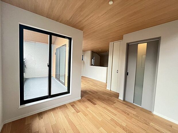 家族や友人、両親、親戚とこれから沢山の時間を紡ぐのだろう。そこを彩るのは窓から見える青い空、心地よい緑。そんなイメージが膨らむリビングスペース。 