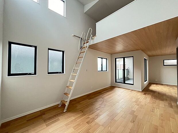 大きな開口部から明るい光が差し込むリビング。日中の室内の明るさがこの部屋の魅力です。 