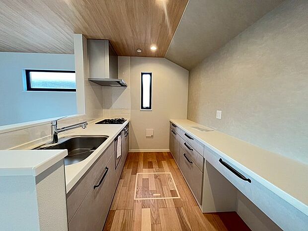 リビングにいる家族の顔が見渡せるカウンターキッチン。お料理もより一層おいしく、楽しく。食器棚を背面に設置しても十分な広さを確保しています。 